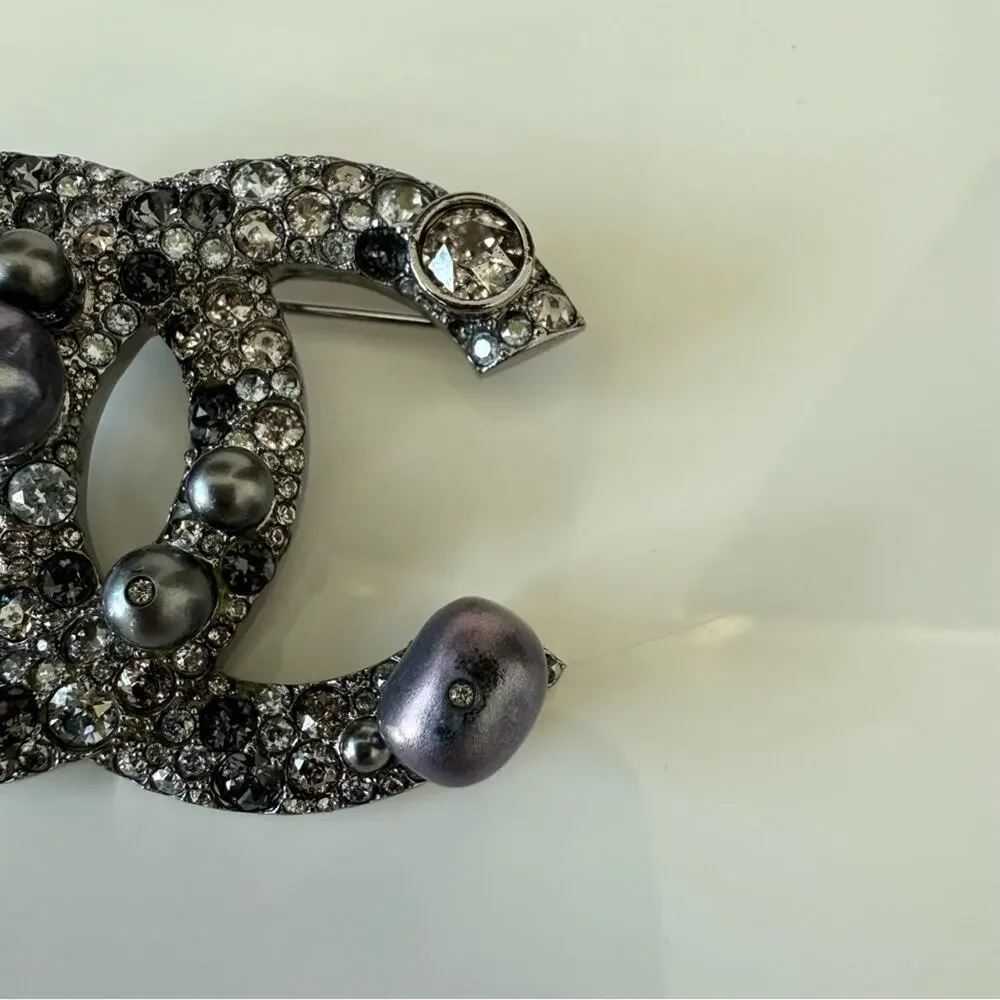CHANEL women brooch with natural pearls Authentic